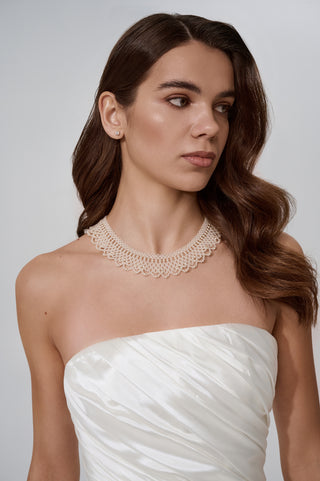 An exquisite pearl necklace with delicate lace weaving for a gentle and festive look