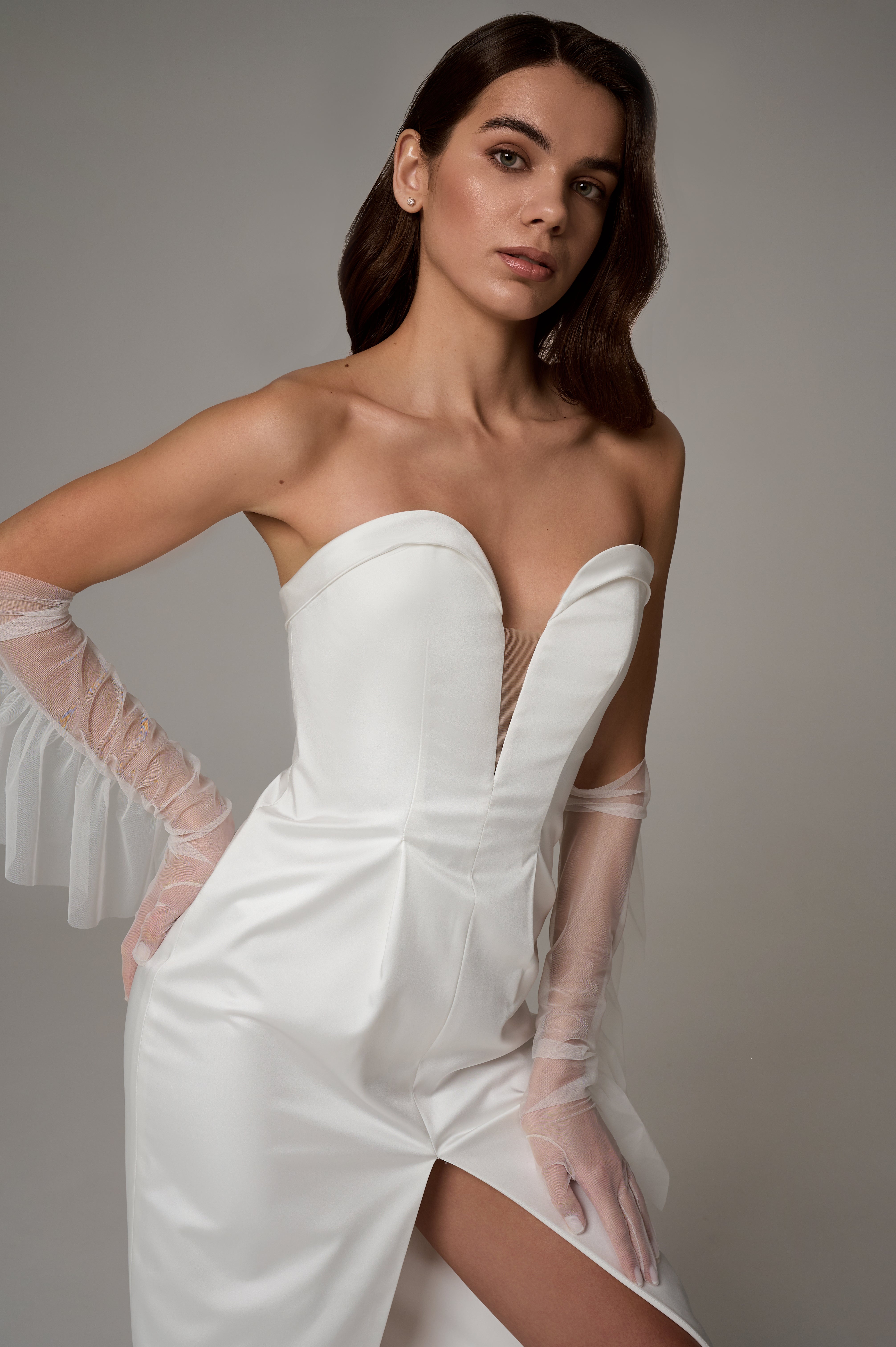 Satin corset wedding dress with built-in corset, zipper closure, and deep V-neckline along the corset and dress line M / White Satin corset wedding dress with built-in corset, zipper closure, and deep V-neckline along the corset and dress line M / White