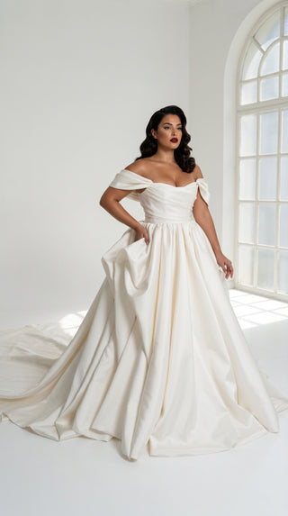 A luxurious dress with open shoulders and a lush train skirt for an elegant and majestic wedding look