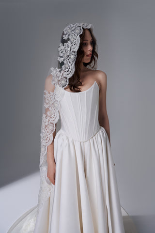 Elegant Long Bridal Veil with Lace Trim