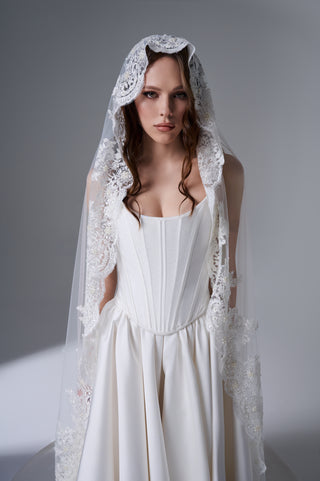 Elegant Long Bridal Veil with Lace Trim