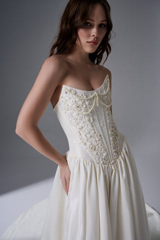 Elegant Strapless Wedding Dress with Oval Lace Embroidery