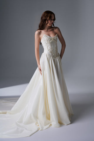 Elegant Strapless Wedding Dress with Oval Lace Embroidery