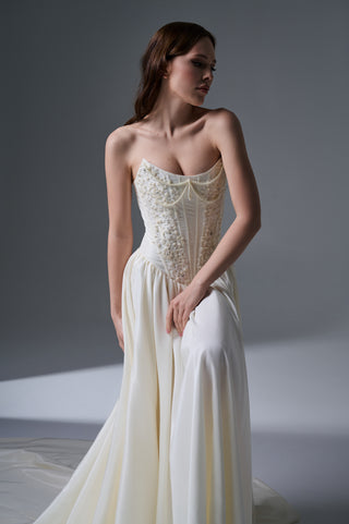 Elegant Strapless Wedding Dress with Oval Lace Embroidery