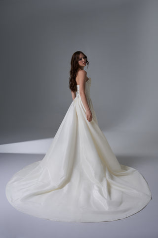 Elegant Strapless Wedding Dress with Oval Lace Embroidery