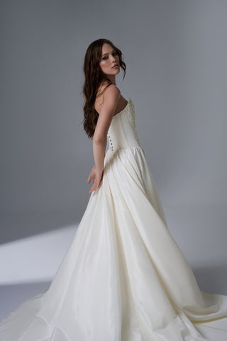Elegant Strapless Wedding Dress with Oval Lace Embroidery