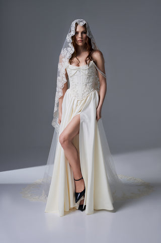 Handembroidered Lace Bridal Veil – Delicate Cathedral Length
