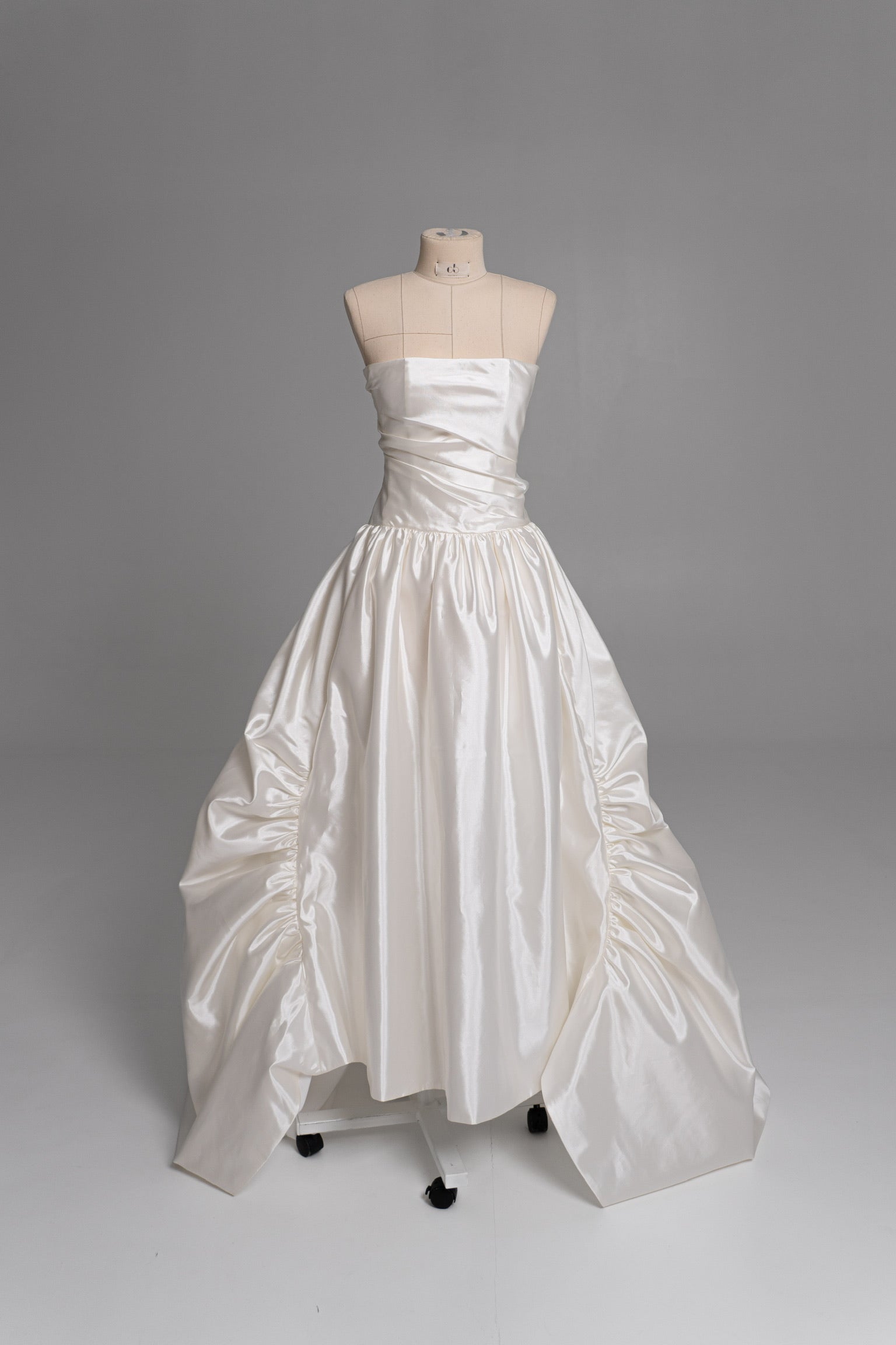 Luxurious taffeta dress with a dropped bodice and voluminous skirt with a dramatic train M / Ivory Luxurious taffeta dress with a dropped bodice and voluminous skirt with a dramatic train M / Ivory