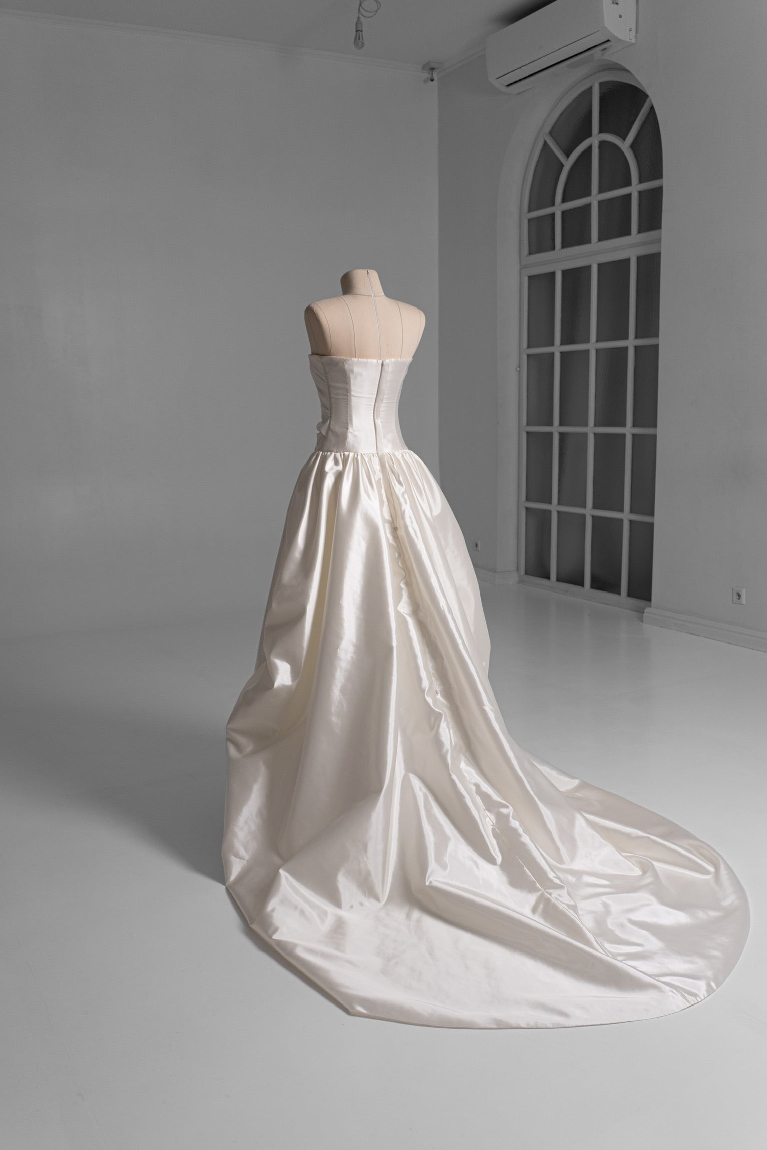Luxurious taffeta dress with a dropped bodice and voluminous skirt with a dramatic train M / Ivory Luxurious taffeta dress with a dropped bodice and voluminous skirt with a dramatic train M / Ivory