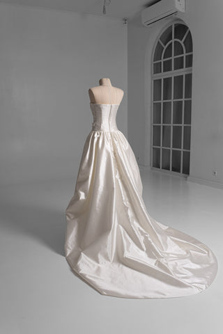 Luxurious taffeta dress with a dropped bodice and voluminous skirt with a dramatic train