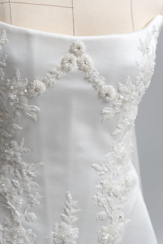 Exquisite dress-transformer with a corset bodice and two skirts for an elegant wedding look