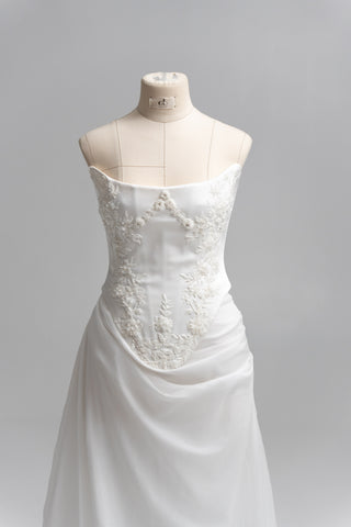 Exquisite dress-transformer with a corset bodice and two skirts for an elegant wedding look