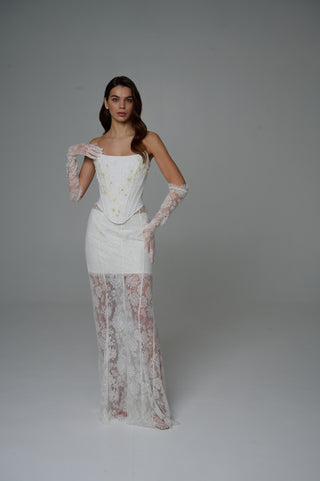 Openwork lace gloves that add tenderness and refined romance to your look