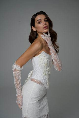 Openwork lace gloves that add tenderness and refined romance to your look