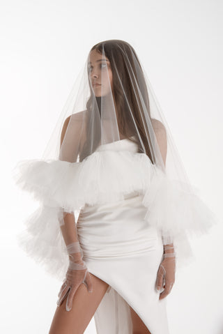 Medium-length airy veil with lush gathering along the edge for an expressive and voluminous look