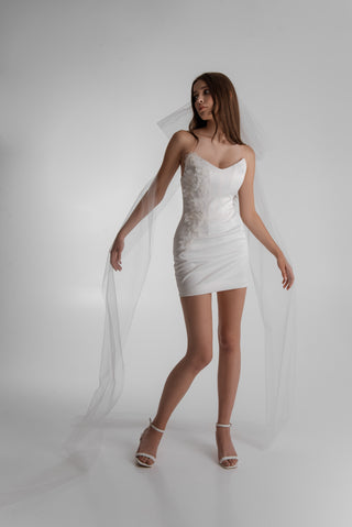 Lightweight wedding bow veil with elegant volume and elongated train