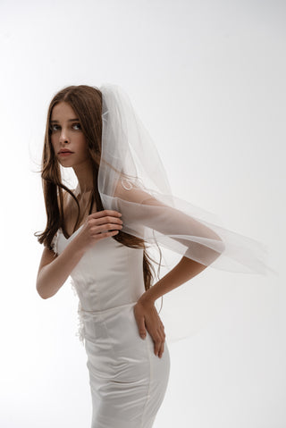 Lightweight short veil on a comb with airy volume and a clear shape