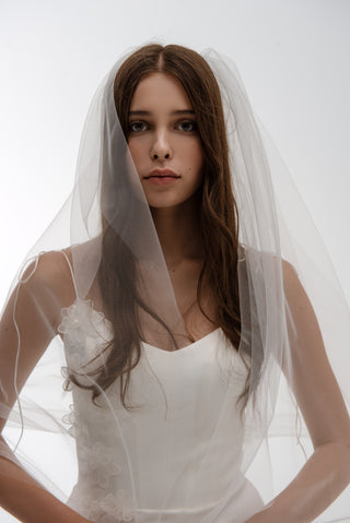 Lightweight short veil on a comb with airy volume and a clear shape