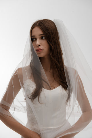 Lightweight short veil on a comb with airy volume and a clear shape