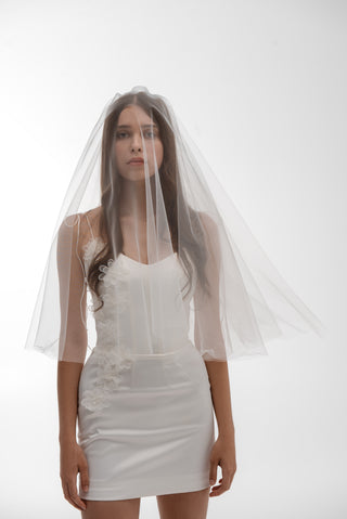 Lightweight short veil on a comb with airy volume and a clear shape