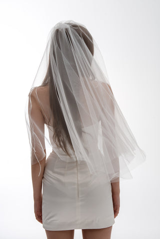 Lightweight short veil on a comb with airy volume and a clear shape - designer piece by Caribis