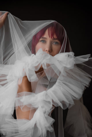 Medium-length airy veil with lush gathering along the edge for an expressive and voluminous look