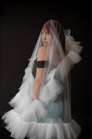 Medium-length airy veil with lush gathering along the edge for an expressive and voluminous look