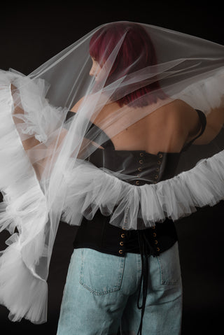 Medium-length airy veil with lush gathering along the edge for an expressive and voluminous look