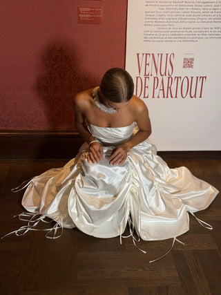 Short strapless corset with a straight neckline and a skirt with a drawstring that can be adjusted in length