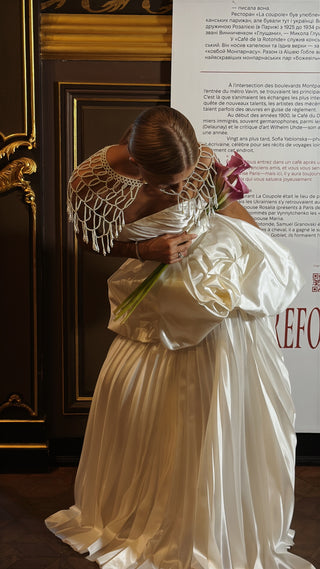 The pearl collar is an exquisite piece of handcrafted jewelry that adds volume, elegance, and a distinctive accent to the décolleté area