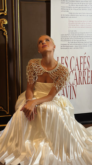 The pearl collar is an exquisite piece of handcrafted jewelry that adds volume, elegance, and a distinctive accent to the décolleté area