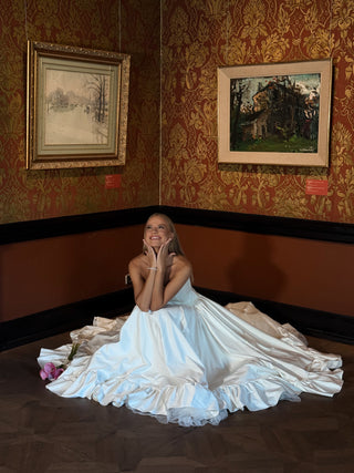 Wedding set with corset and skirt made of dark ivory satin with dropped sleeves, lacing at the back, gathering at the bottom, and a train