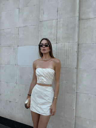 A gold set consisting of a corset and a skirt with a removable train, designed for special occasions and an accentuated silhouette