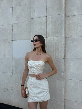 A gold set consisting of a corset and a skirt with a removable train, designed for special occasions and an accentuated silhouette