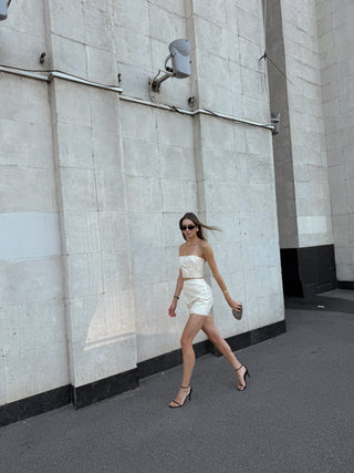 A gold set consisting of a corset and a skirt with a removable train, designed for special occasions and an accentuated silhouette