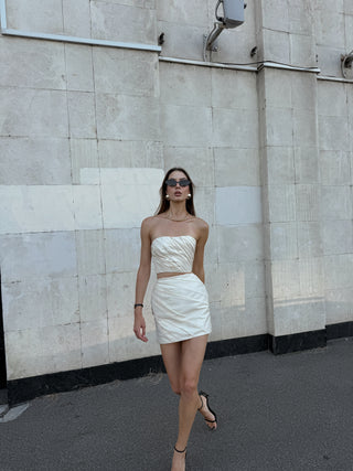 A gold set consisting of a corset and a skirt with a removable train, designed for special occasions and an accentuated silhouette