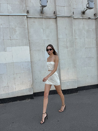 A gold set consisting of a corset and a skirt with a removable train, designed for special occasions and an accentuated silhouette