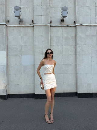 A gold set consisting of a corset and a skirt with a removable train, designed for special occasions and an accentuated silhouette