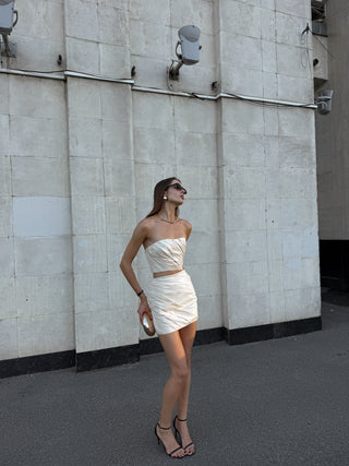 A gold set consisting of a corset and a skirt with a removable train, designed for special occasions and an accentuated silhouette