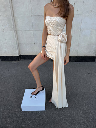 A gold set consisting of a corset and a skirt with a removable train, designed for special occasions and an accentuated silhouette