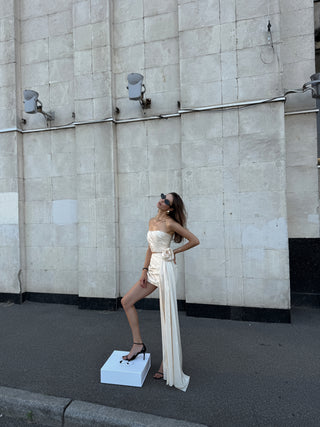 A gold set consisting of a corset and a skirt with a removable train, designed for special occasions and an accentuated silhouette