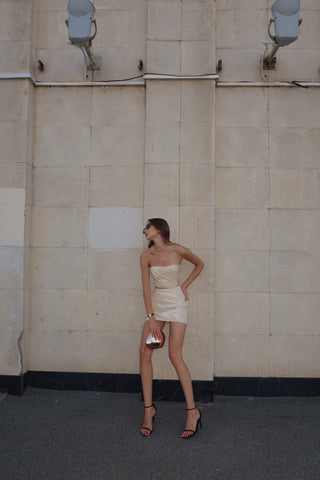 A gold set consisting of a corset and a skirt with a removable train, designed for special occasions and an accentuated silhouette