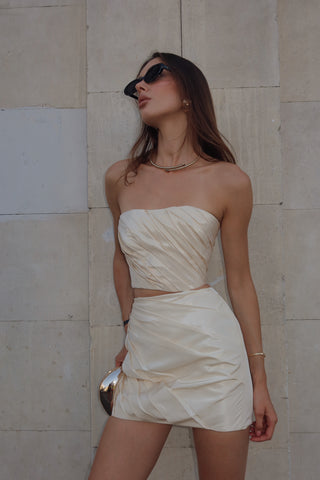 A gold set consisting of a corset and a skirt with a removable train, designed for special occasions and an accentuated silhouette