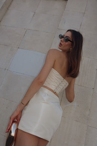 A gold set consisting of a corset and a skirt with a removable train, designed for special occasions and an accentuated silhouette