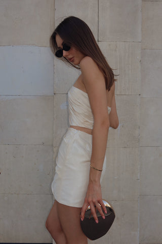 A gold set consisting of a corset and a skirt with a removable train, designed for special occasions and an accentuated silhouette