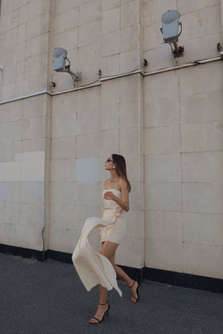 A gold set consisting of a corset and a skirt with a removable train, designed for special occasions and an accentuated silhouette