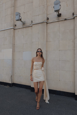 A gold set consisting of a corset and a skirt with a removable train, designed for special occasions and an accentuated silhouette