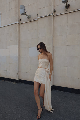 A gold set consisting of a corset and a skirt with a removable train, designed for special occasions and an accentuated silhouette