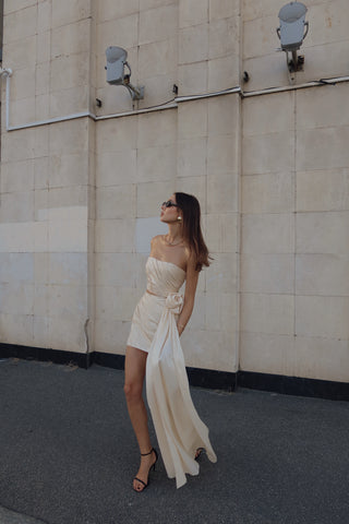 A gold set consisting of a corset and a skirt with a removable train, designed for special occasions and an accentuated silhouette