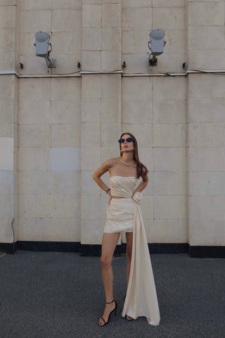 A gold set consisting of a corset and a skirt with a removable train, designed for special occasions and an accentuated silhouette